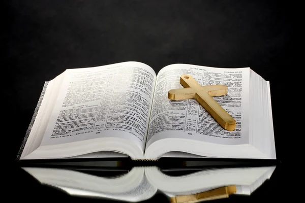 Orosz nyitott Bibliát a kereszt fekete backround — Stock Fotó