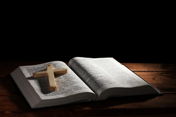 Russian open holy bible with wooden cross on table — Stock Photo, Image