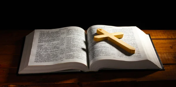 Rosyjski otwarte Pismo Święte z drewnianym krzyżem na stole — Zdjęcie stockowe