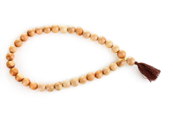 白で隔離される木製の数珠 — ストック写真