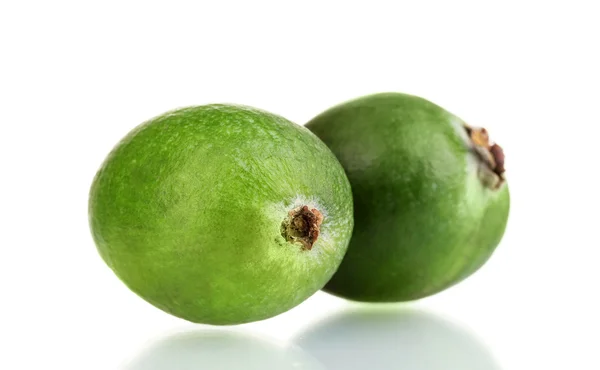 Grüne Feijoa-Frucht, isoliert auf weiß — Stockfoto