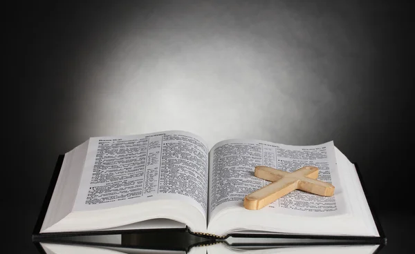 Orosz nyitott Bibliát fakereszttel fekete backround — Stock Fotó