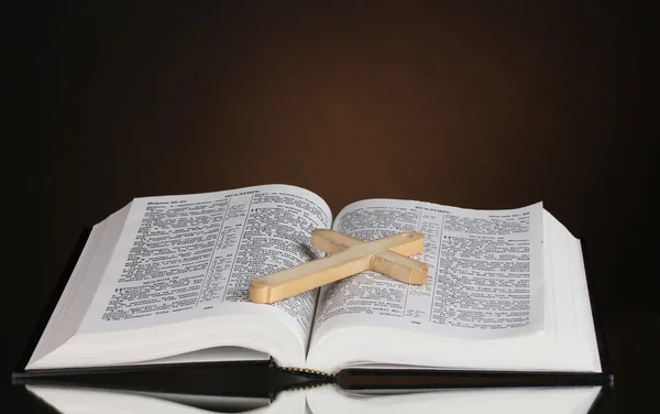 Sacra Bibbia russa aperta con croce di legno su sfondo marrone — Foto Stock