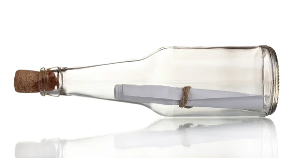 Skleněná láhev s poznámkou uvnitř izolované na bílém — Stock fotografie