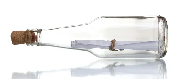 Bouteille en verre avec note à l'intérieur isolé sur blanc — Photo
