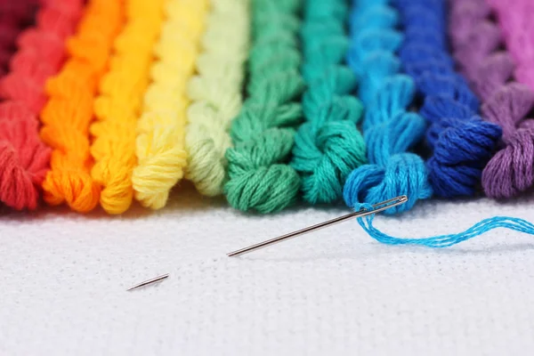白い綿の糸と刺繍と針のミシン糸 — ストック写真