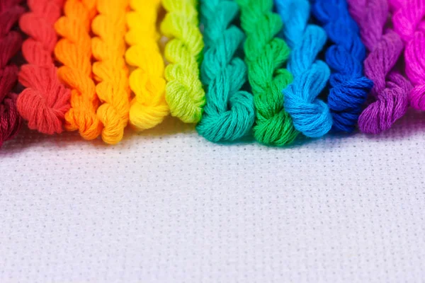 Hilos de coser para bordar en algodón blanco — Foto de Stock