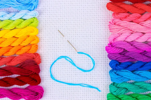 Los hilos de coser para el bordado y la aguja con el hilo al algodón blanco —  Fotos de Stock