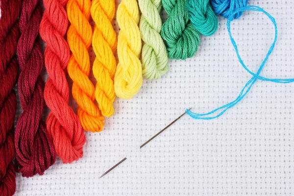 Los hilos de coser para el bordado y la aguja con el hilo al algodón blanco —  Fotos de Stock