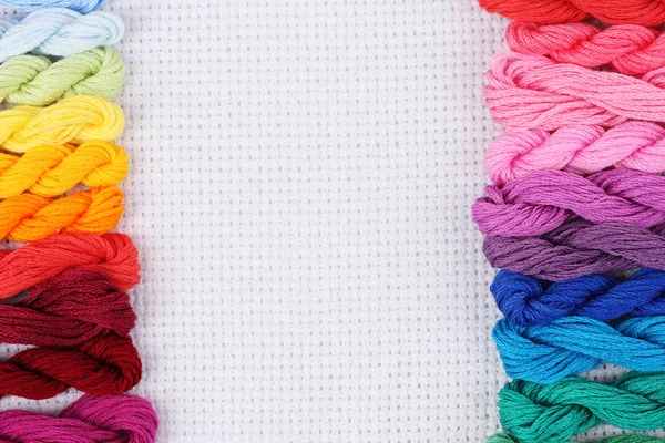 Hilos de coser para bordar en algodón blanco —  Fotos de Stock
