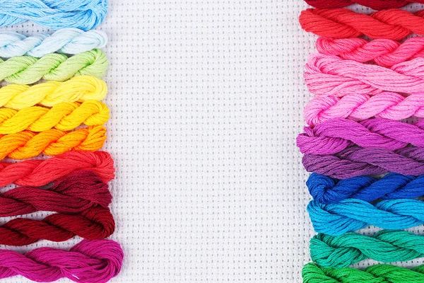 Hilos de coser para bordar en algodón blanco —  Fotos de Stock