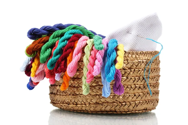 Heldere threads voor handwerk en stof in een rieten mand — Stockfoto