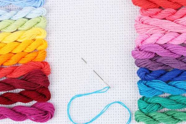 Los hilos de coser para el bordado y la aguja con el hilo al algodón blanco — Foto de Stock