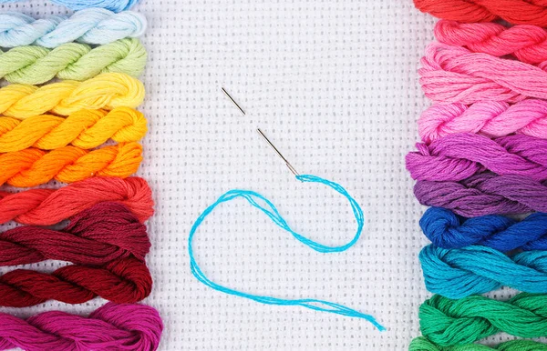Met een thread op witte katoenen garens voor borduurwerk en needle — Stockfoto