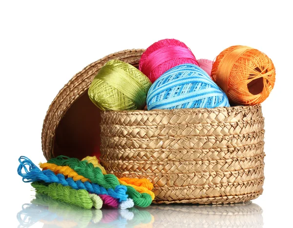 Яркие нити для рукоделия и ткани в плетеной корзине — стоковое фото