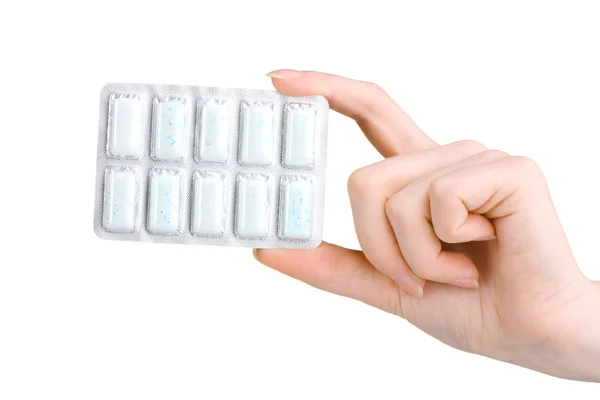 Blistr s 10 žvýkání žvýkačky v ruce izolované na bílém — Stock fotografie