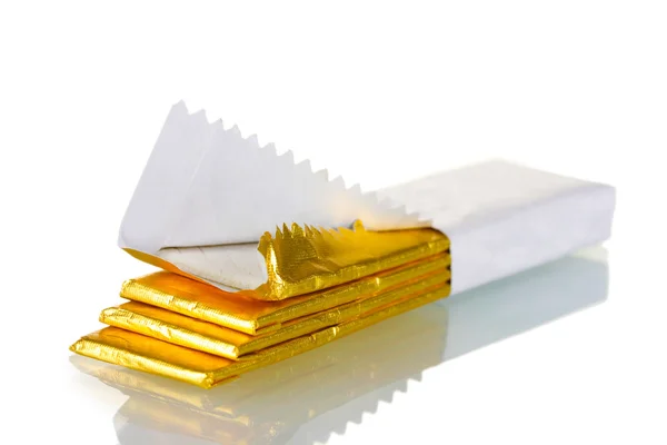 Gomas de mascar envoltas em folha dourada, isoladas em branco — Fotografia de Stock