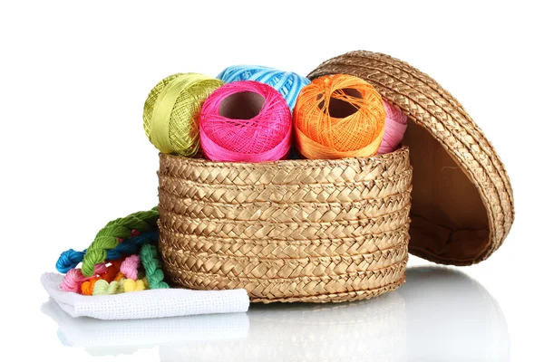 Hilos brillantes para la costura y la tela en una cesta de mimbre —  Fotos de Stock