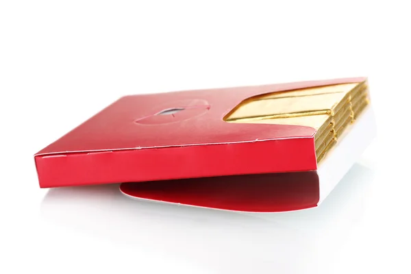 Одна жевательная резинка, обернутая в стандартную красную упаковку, изолированную на белом — стоковое фото