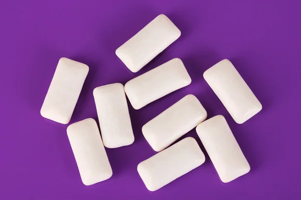 Žvýkačky na fialovém pozadí — Stock fotografie