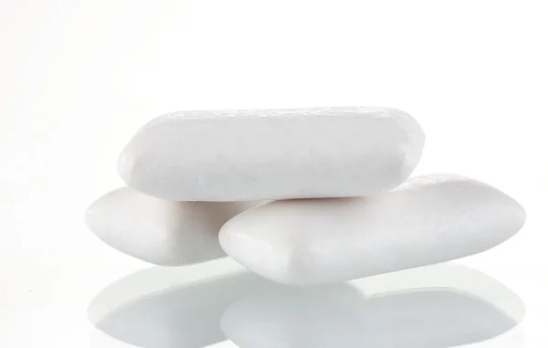 Kauwgom geïsoleerd op wit — Stockfoto