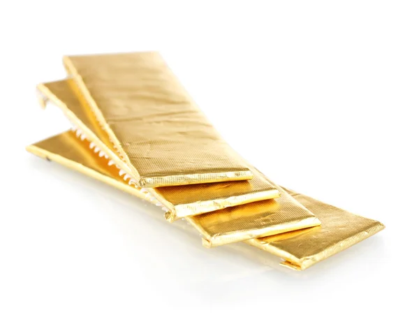 Žvýkačky (balíček) zabalený ve zlaté fólii, izolované na bílém — Stock fotografie