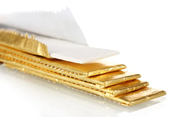 Kauwgom tandvlees verpakt in gouden folie, geïsoleerd op wit — Stockfoto