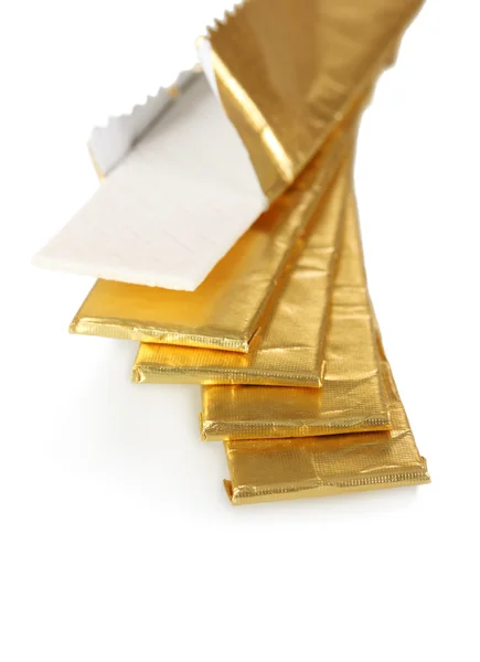 Tuggummin i gyllene folie, isolerad på vit — Stockfoto