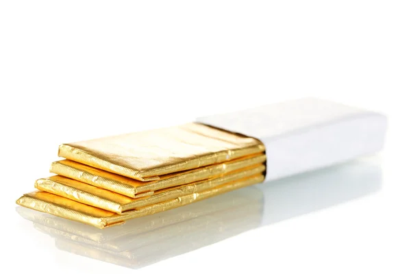 Kauwgom tandvlees verpakt in gouden folie, geïsoleerd op wit — Stockfoto