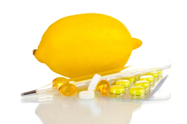Limón, pastillas y termómetro aislados en blanco —  Fotos de Stock