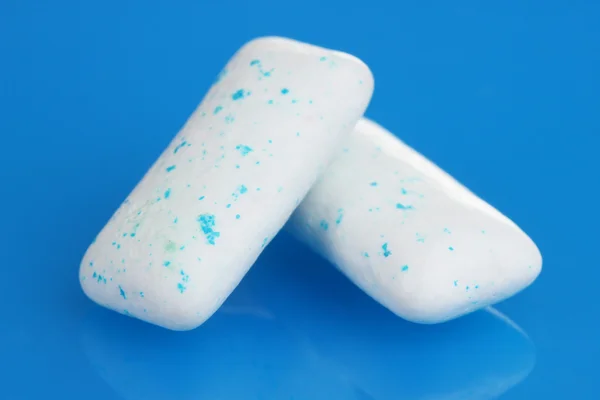 Kauwgom op blauwe achtergrond — Stockfoto