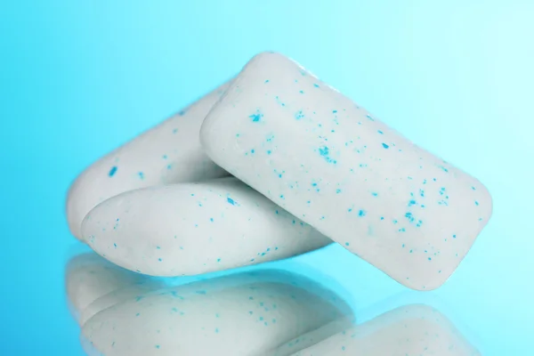 Gomme da masticare su sfondo blu — Foto Stock