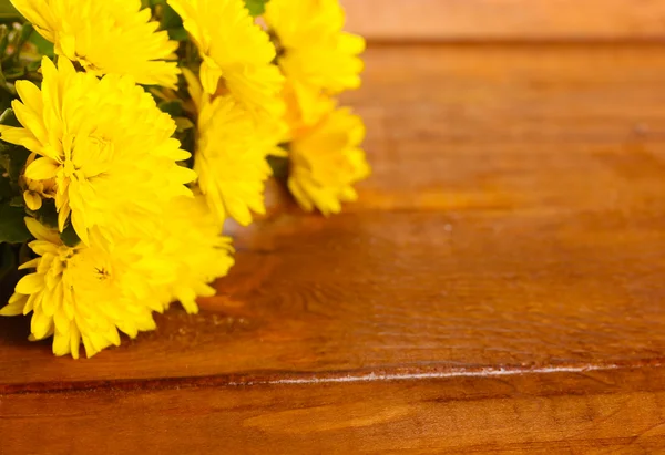 Gelbe Chrysanthemen Blumen auf Holz Hintergrund — Stockfoto