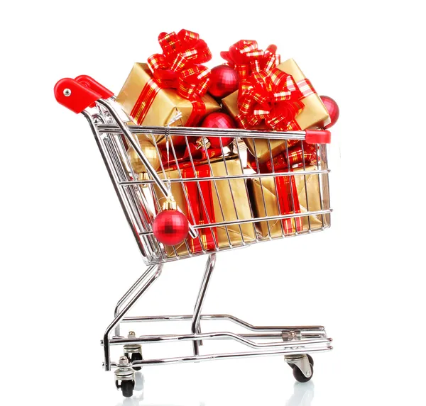 Hermosos regalos de oro con cinta roja y bolas de Navidad en el coche de compras —  Fotos de Stock