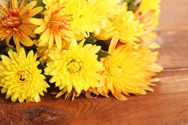 Laranja Crisântemos flores sobre fundo de madeira — Fotografia de Stock