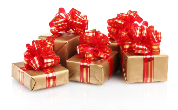 Hermosos regalos dorados con cinta roja aislada en blanco — Foto de Stock