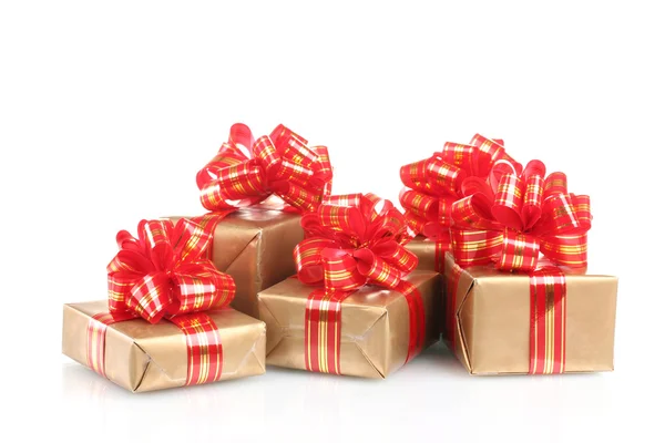 Hermosos regalos dorados con cinta roja aislada en blanco —  Fotos de Stock