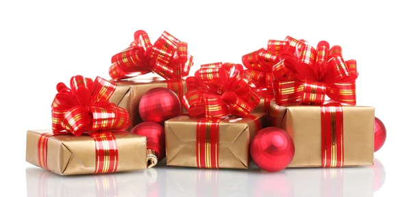 Beaux cadeaux dorés avec ruban rouge et boules de Noël isolées sur le coup de fouet — Photo