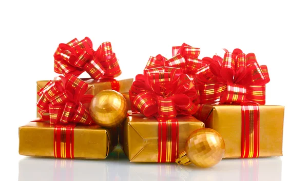 Schöne goldene Geschenke mit roter Schleife und Weihnachtskugeln — Stockfoto