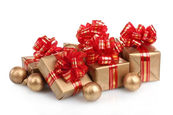 Mooie gouden geschenken met rood lint en kerstballen geïsoleerd op whit — Stockfoto