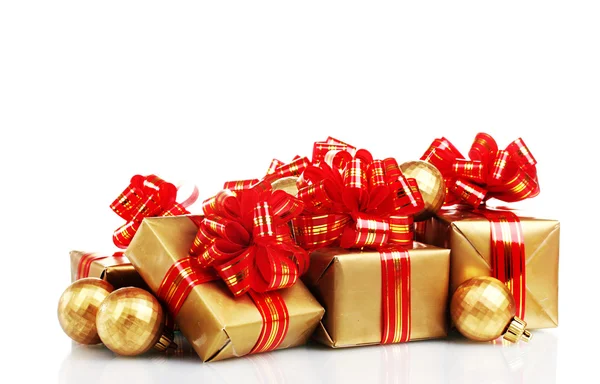 Красиві золоті подарунки з червоною стрічкою та різдвяними кульками ізольовані на білому — стокове фото