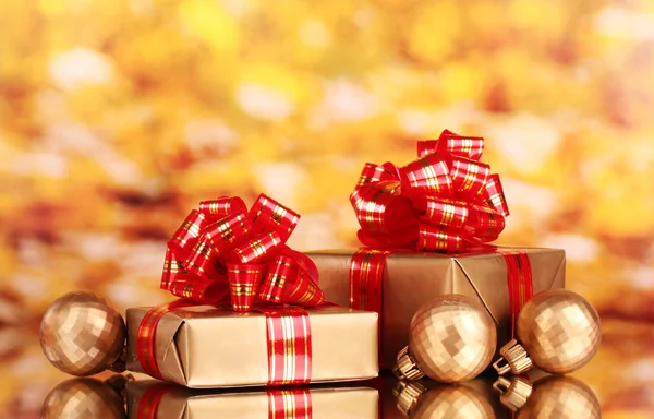 红丝带和黄色表现力上的圣诞球漂亮黄金礼品 — 图库照片
