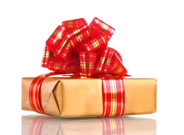 Красивый золотой подарок с красной лентой изолированы на белом — стоковое фото