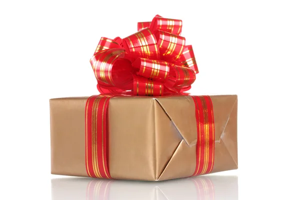Schönes goldenes Geschenk mit roter Schleife isoliert auf weißem Grund — Stockfoto