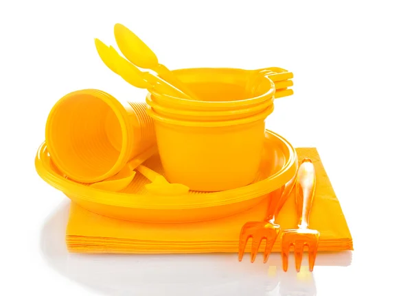 Zářivě žluté plastové nádobí a ubrousky izolovaných na bílém — Stock fotografie