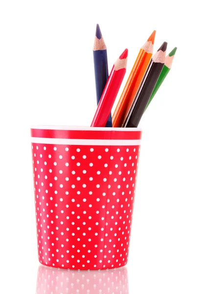 Vetro rosso con matite colorate isolate su bianco — Foto Stock