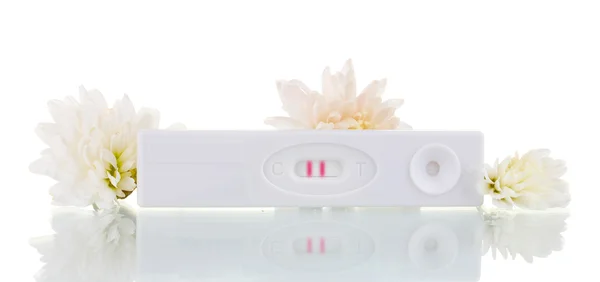 Těhotenský test a květiny izolovaných na bílém — Stock fotografie