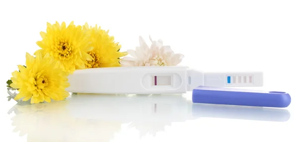 Teste de gravidez e flores isoladas em branco — Fotografia de Stock