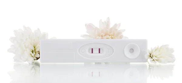 Gebelik testi ve üzerinde beyaz izole çiçekler — Stok fotoğraf