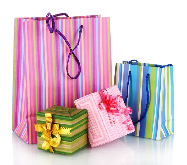 Světlé dárkové tašky a dary izolovaných na bílém — Stock fotografie